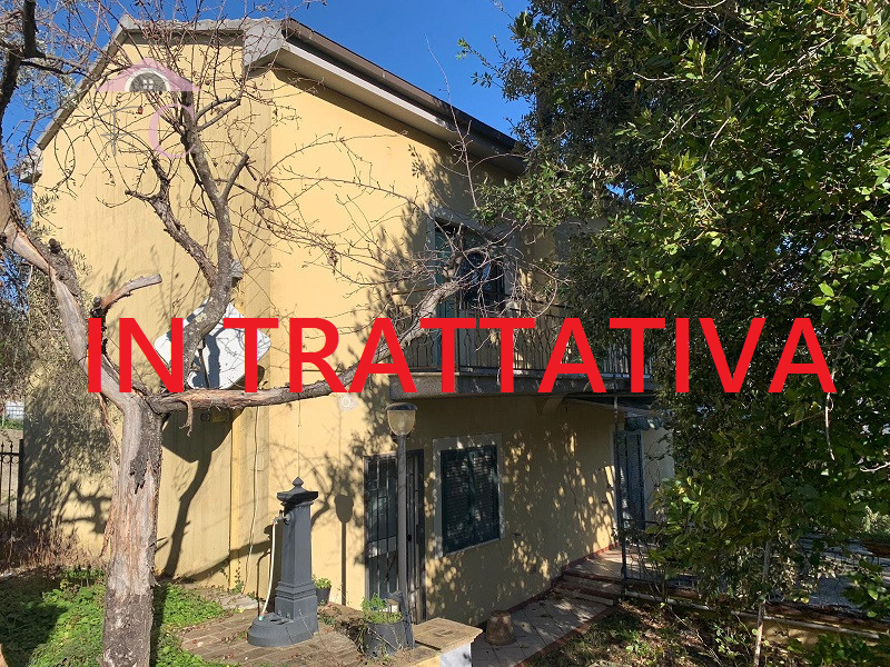 Narni: Casa singola con terreno garage e annessi