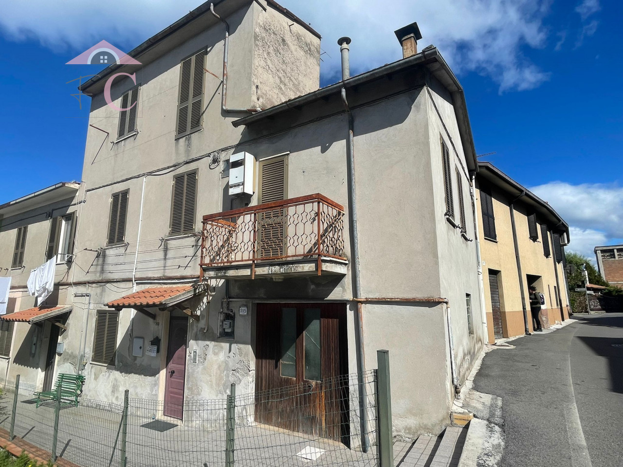 Terni: Palazzetto di ampia metratura 