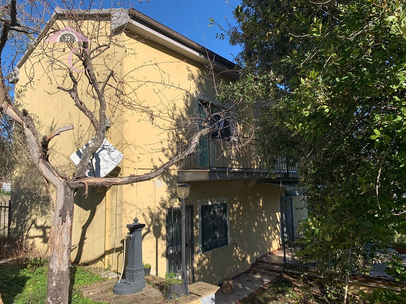Narni: Casa singola con terreno garage e annessi