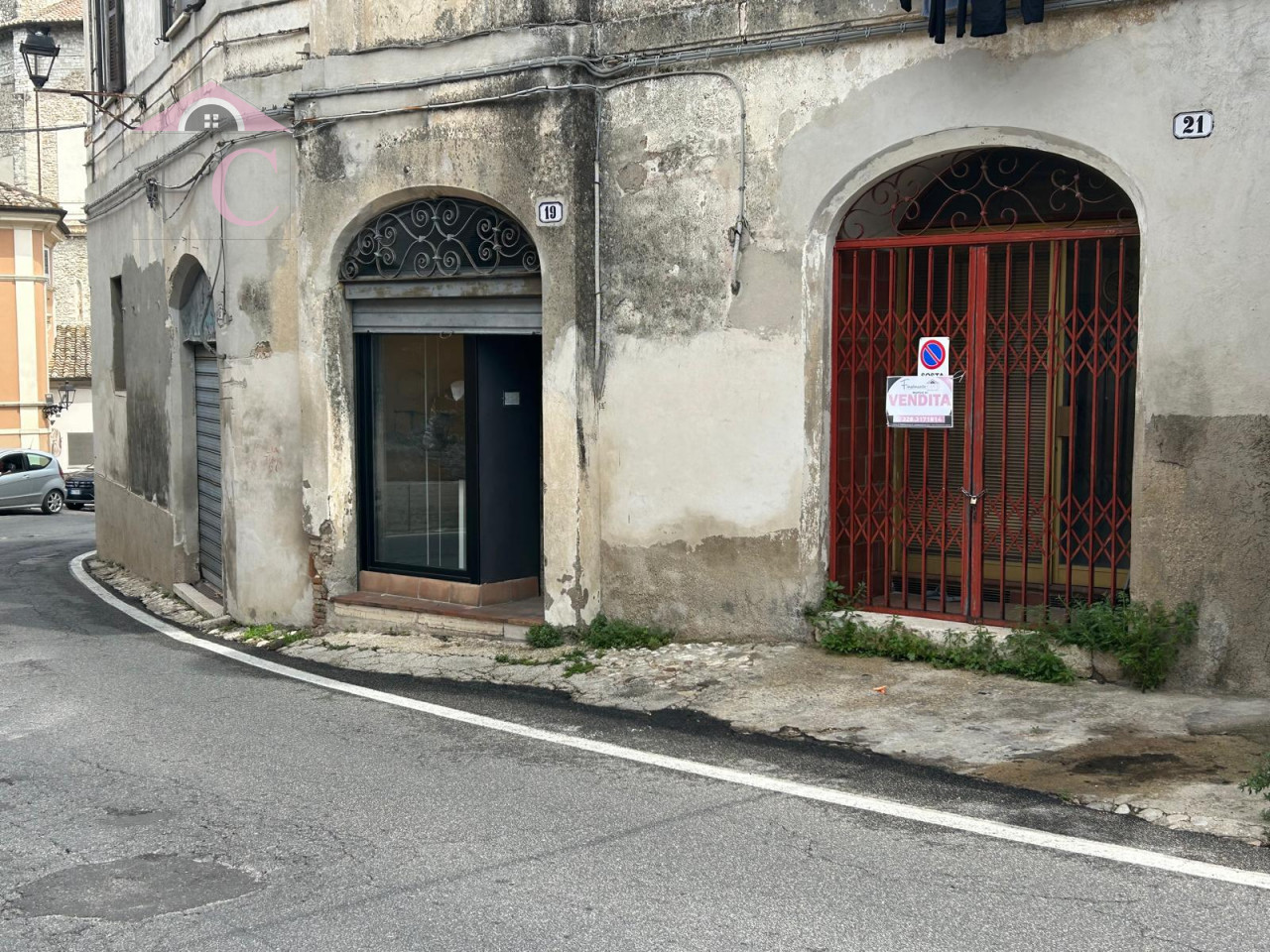 Narni Centro Storico:Locale con vetrina