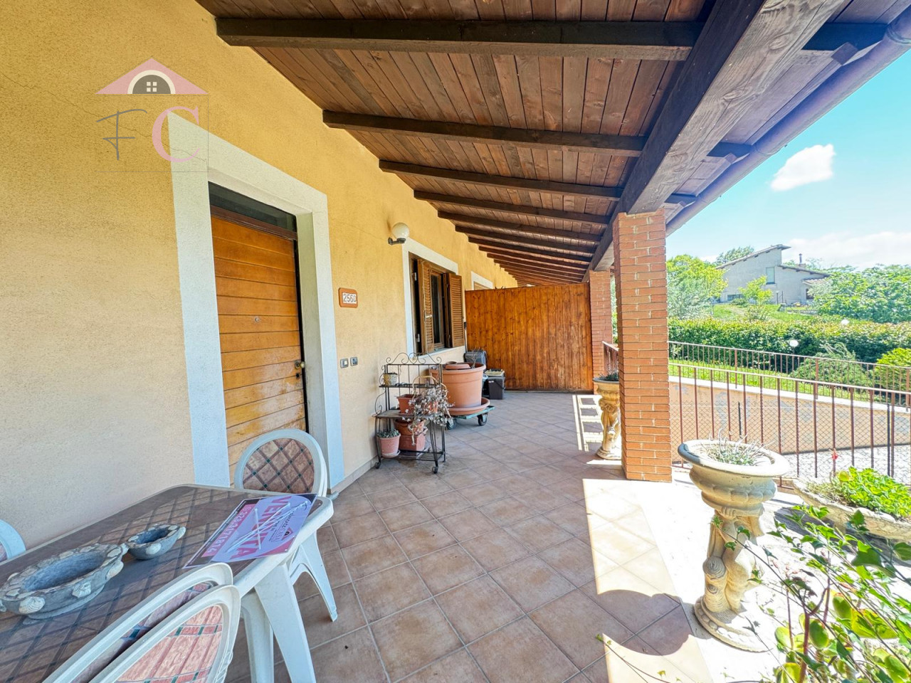 Narni:Villa di testa con taverna giardino e garage